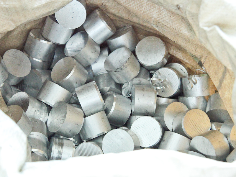 <b>自由雲台のボールの元になる金属は左のような形状で仕入れる。これを自社でまずワイングラスのような形に加工する（右）</b>