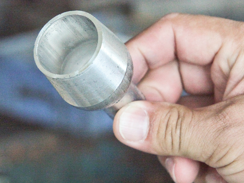 <b>自由雲台のボールの元になる金属は左のような形状で仕入れる。これを自社でまずワイングラスのような形に加工する（右）</b>