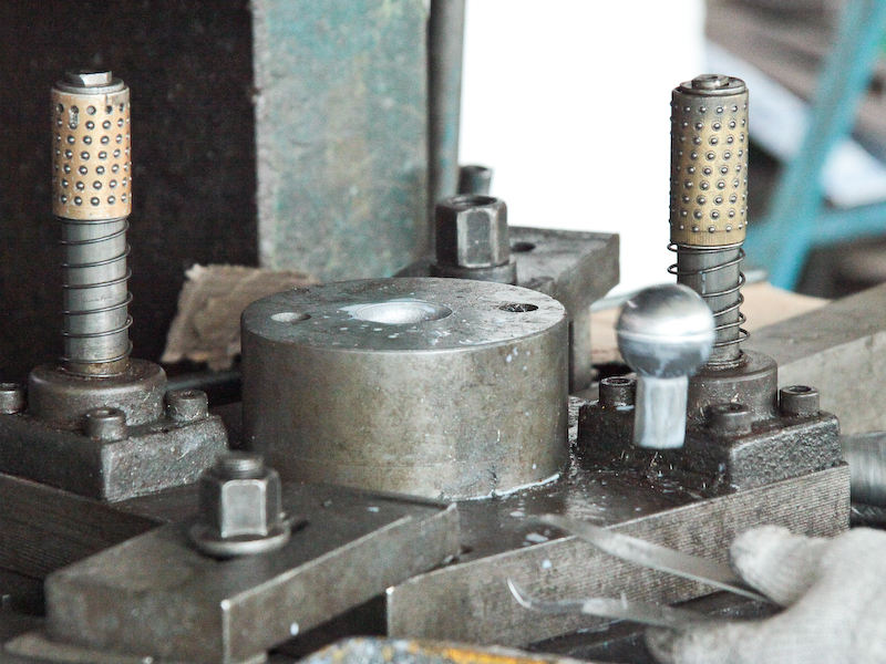 <b>するとボール形の部品になって出てくる</b>