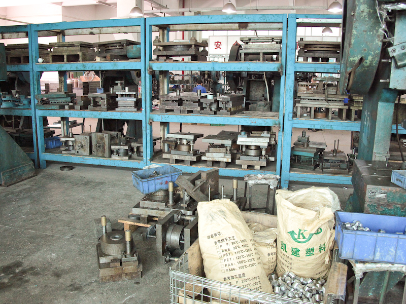 <b>プレス用金型もたくさんストックされている</b>