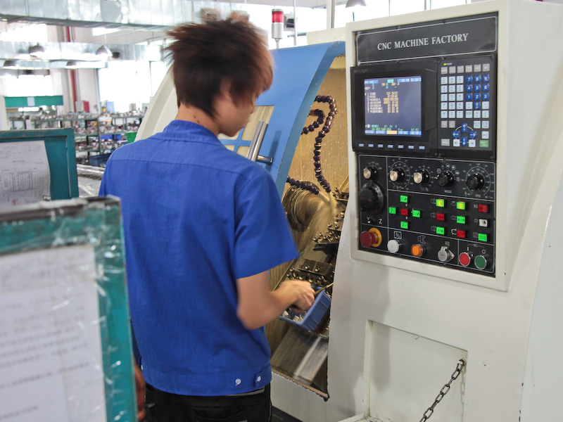 <b>脚パイプのロックナットもここで作る</b>