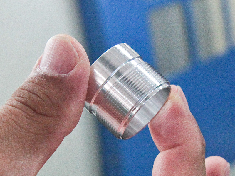 <b>脚パイプのロックナットもここで作る</b>