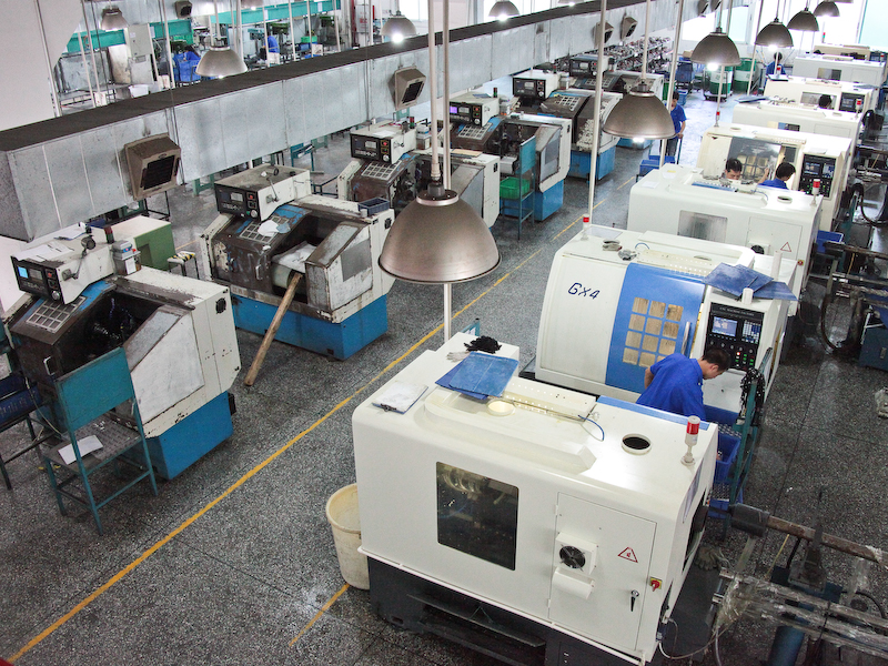 <b>工場には、ほかにもCNC旋盤がずらりと並んでいる</b>