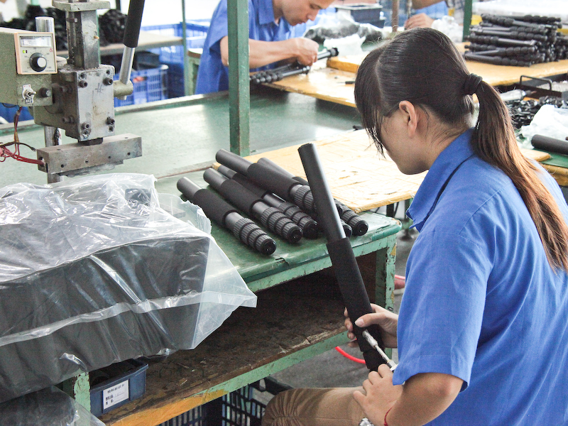 <b>種類によってはパイプにスポンジを被せる</b>