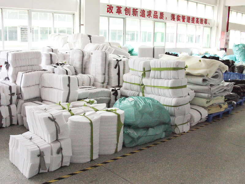 <b>同じ場所で作っているカメラバッグ用のクッション材も大量に用意してあった</b>