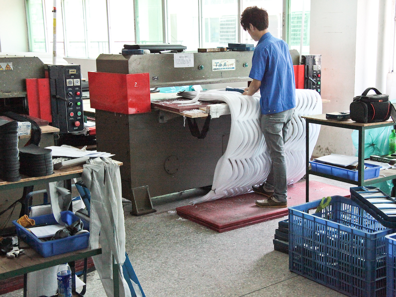 <b>バッグのクッション材も自社で型抜きして作る</b>
