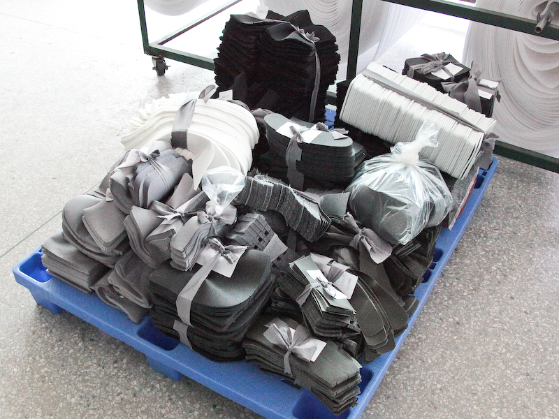 <b>カットしたクッション材</b>