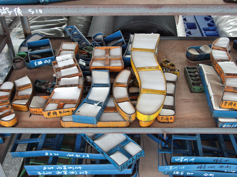 <b>クッションの型抜き用金型もかなりの種類があるようで、棚一面に並んでいた</b>