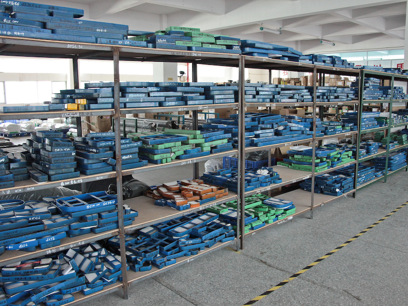 <b>クッションの型抜き用金型もかなりの種類があるようで、棚一面に並んでいた</b>