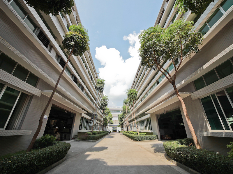 <b>工場棟は2つ並んでおり、ざっと見て回るだけでもかなり歩かなければならない広さだった</b>