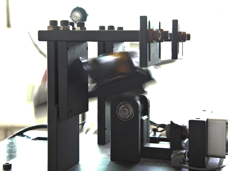 <b>ロックレバーの耐久性を検査する装置。自動でパイプを動かしてロックと解除を繰り返す。3,000回の開閉テストで問題が無いことを確認する</b>