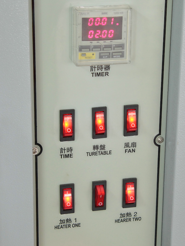 <b>紫外線による劣化を試験する装置も使用している。これは紫外線が降り注ぐ電子レンジのようなもので、同時に熱風も当てて劣化が無いことを確認する</b>
