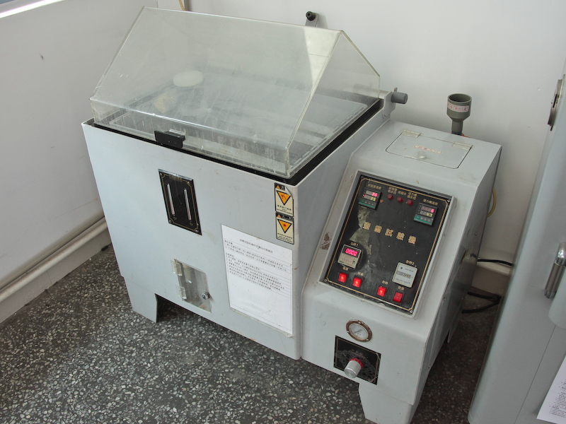 <b>塩水を吹き付けて錆などが発生しないかを確認する装置まで使うそうだ</b>