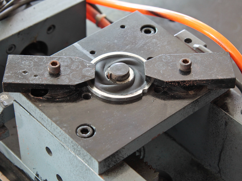 <b>動画用雲台において、カウンターバランスを得るためのゴムパーツも捻りを繰り返してテストする。1,000回捻って変化が無ければ合格だという</b>