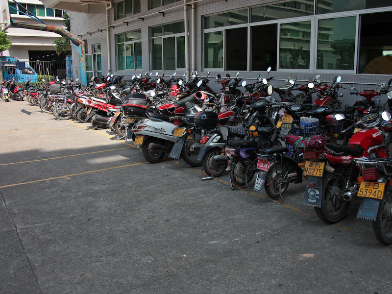 <b>この辺りでは身近な移動手段はバイクのようだ</b>