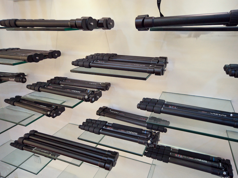 <b>BENROのフラット三脚は従来ローポジションにセットできなかったが、最近ローポジション対応版もリリースした</b>