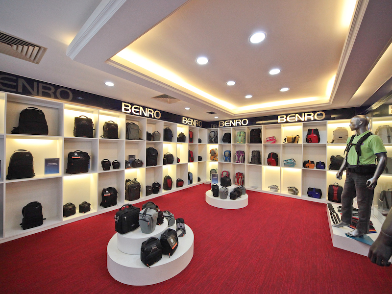 <b>工場に併設されたショールームには現行の三脚やカメラバッグが並んでいた。日本で販売されている三脚も90種類に及ぶ</b>