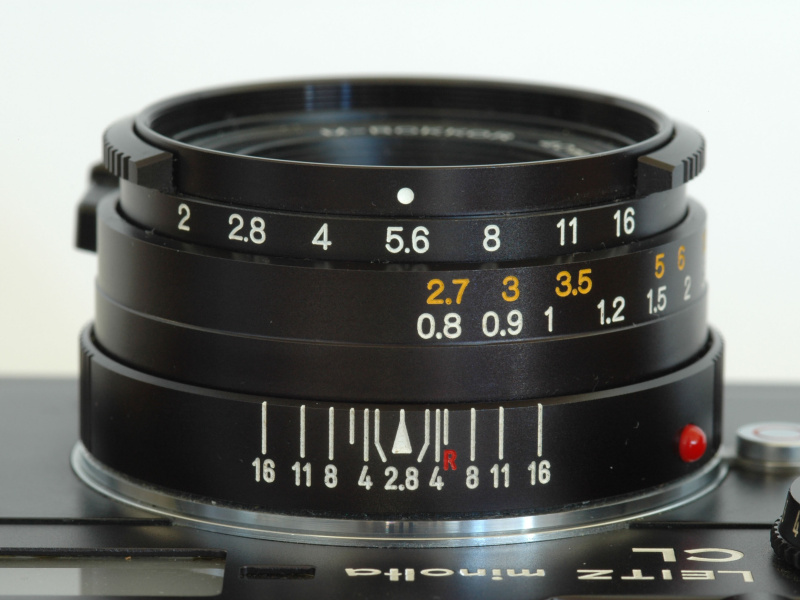 <b>同じレンズを至近距離にフォーカシングしたもの。フォーカシングリングは50mmと同じストロークで繰り出されるが、レンズバレルは第2のヘリコイドで逆に引っ込む方向に動かされ（フォーカシングリングと絞り目盛の間隔が狭くなったことからわかる）、50mmと40mmの焦点距離の違いによる繰り出し量の差を補正している。</b>