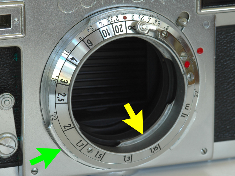 <b>レンジファインダー・コンタックスのレンズマウント。内側に爪（黄色の矢印）のある内バヨネットと、外側に爪（緑色の矢印）のある外バヨネットの二重構造になっている。</b>