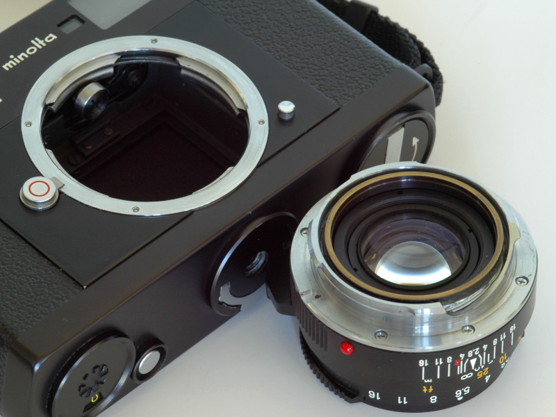 <b>ライカMマウントは4本爪のシンプルなバヨネットマウントである。距離計連動のコロは、ライカLマウントと同じものがそのまま使われている（写真はライツミノルタCL）。</b>