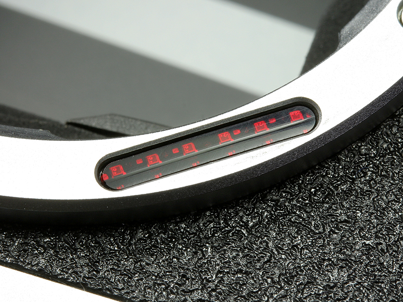 <b>マウント部に埋め込まれた6bitコードのセンサー。レンズ装着時にマウント部に記された6bitコードがここに重なる</b>