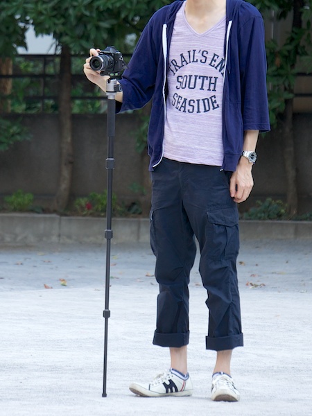 <b>一脚にした状態。低いのが難点だが、バリアングル液晶モニターとの組み合わせが面白い</b>