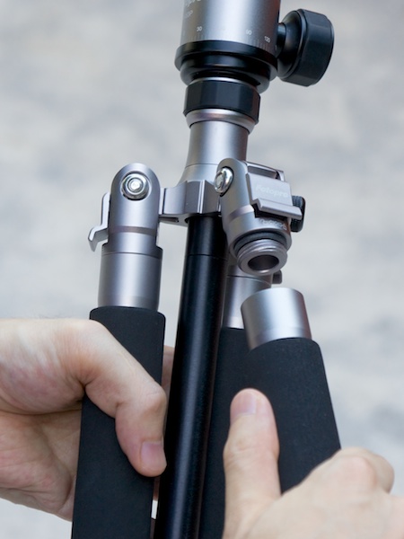 <b>脚はこうして取り外せる</b>