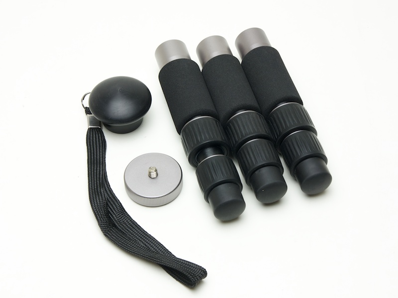 <b>主な付属品。左上からストック用のグリップ、一脚用のカメラネジアダプター、ミニ三脚用の脚×3</b>