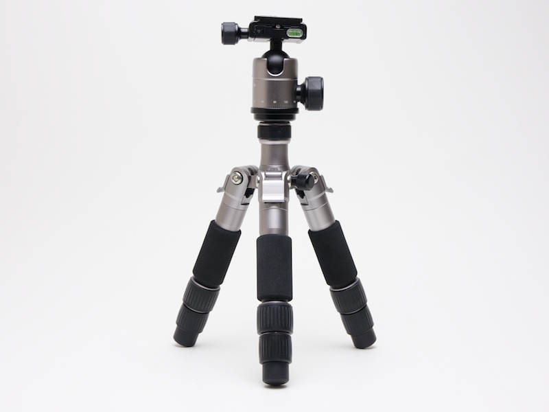 <b>ミニ三脚にした状態。本体と雲台は三脚形態のものと同じ</b>