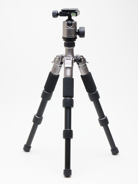 <b>ミニ三脚の脚をすべて伸ばしたところ</b>