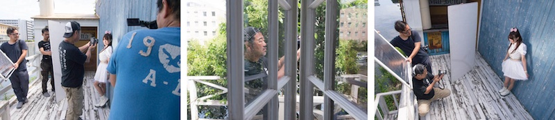 <b>この日は江東区にあるハウススタジオ、キャナル・スタジオで、福岡を中心に活躍されているアイドルタレントの杉本ゆささんのDVDやカレンダーなどの撮影が行なわれた。スタジオへ入ってすぐにやることは機材チェックや準備は当たり前だが、夏場に大事なのは蚊取り線香など虫除けセットの設置。そしてロケ先では何よりもランチタイムの弁当の発注が必須項目である（笑）。冗談に思えるかも知れないが、場所によってはご飯抜きなんてことになったらモデルさんもスタッフも空腹には耐えられないので撮影どころじゃなく、仕事にならない。食事、飲み物、暑さ寒さからの防御対策は、ホンマに大切な準備仕事のひとつです。途中でデジカメWatch以外の取材の方も来られたりして、忙しい山岸さんだったが最後まで無事に楽しく撮影は進んでいきました。まるで年の離れた親子みたいに一緒に遊んでいたなあ（笑）</b>