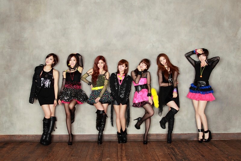 <b>T-ARA 　(c) 山岸伸</b>