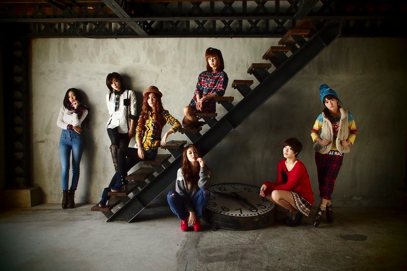 <b>T-ARA 　(c) 山岸伸</b>