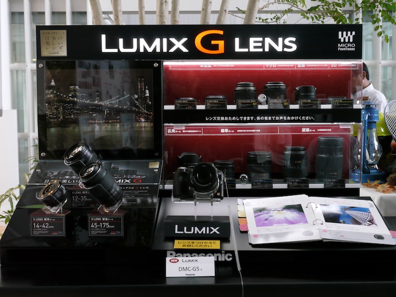 <b>レンズ交換を体験できるコーナー。LUMIX G X VARIO 12-35mm F2.8 ASPH. POWER O.I.S.も手にとれる</b>