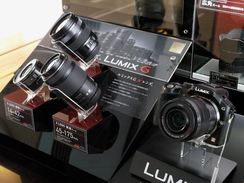 <b>レンズ交換を体験できるコーナー。LUMIX G X VARIO 12-35mm F2.8 ASPH. POWER O.I.S.も手にとれる</b>