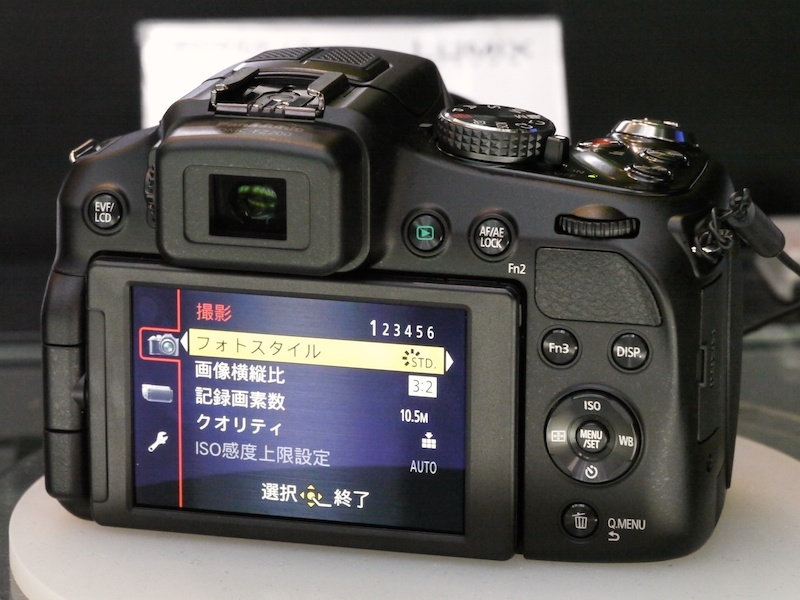 <b>LUMIX DMC-FZ200。光学24倍ズーム全域で開放F値F2.8を実現。発売は8月23日。実勢価格は6万5,000円前後</b>