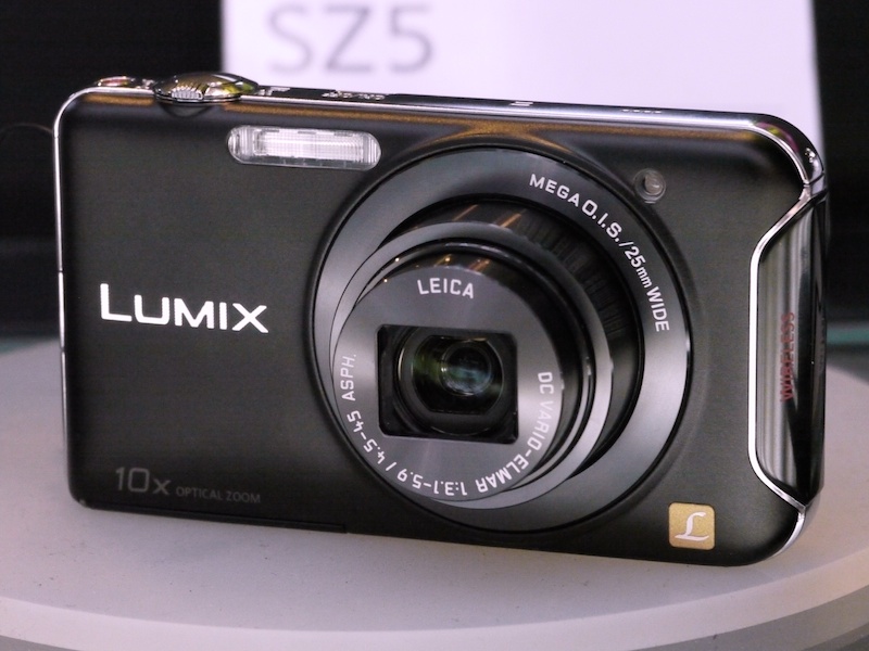 <b>LUMIX DMC-SZ5。無線LAN機能を搭載、スマートフォンから専用アプリで操作が可能。発売は8月23日。実勢価格は2万4,500円前後</b>