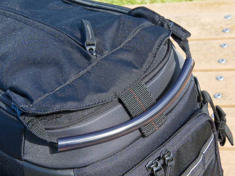 <b>上面の蓋の開閉には大きなハンドルを引っ張ることで楽に開閉が可能。開け閉めはとてもしやすい。蓋の先端部にはマジックテープもあり、仮止め効果も高い。</b>