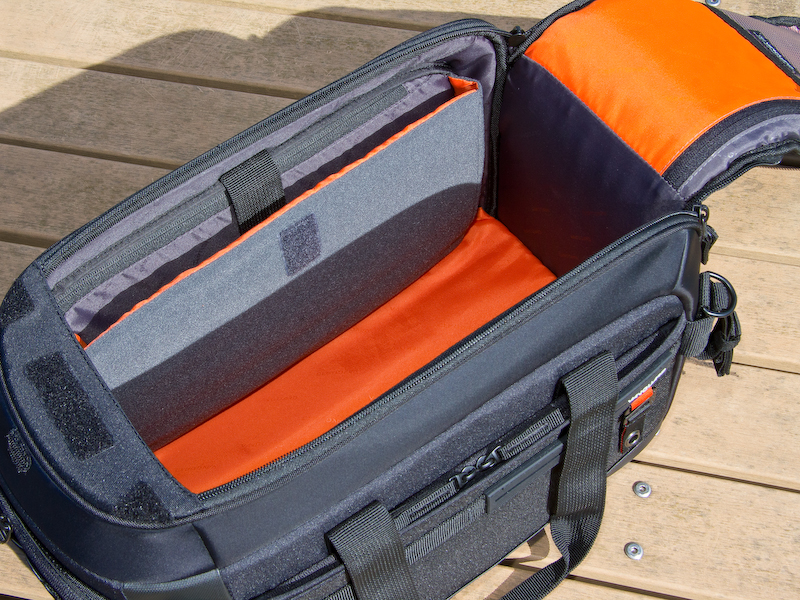 <b>中仕きりをすべて取り外したところ。底部のオレンジ色はバッグのなかでも黒い機材がよく見えるようにとの配慮。</b>