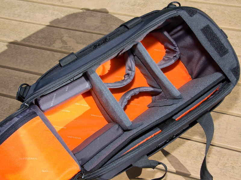 <b>可動式の中仕切りを取り付けた一例。ただ両端の壁面はナイロン素材なのでマジックテープがくっつかず、仕切りを固定できないのが残念。</b>