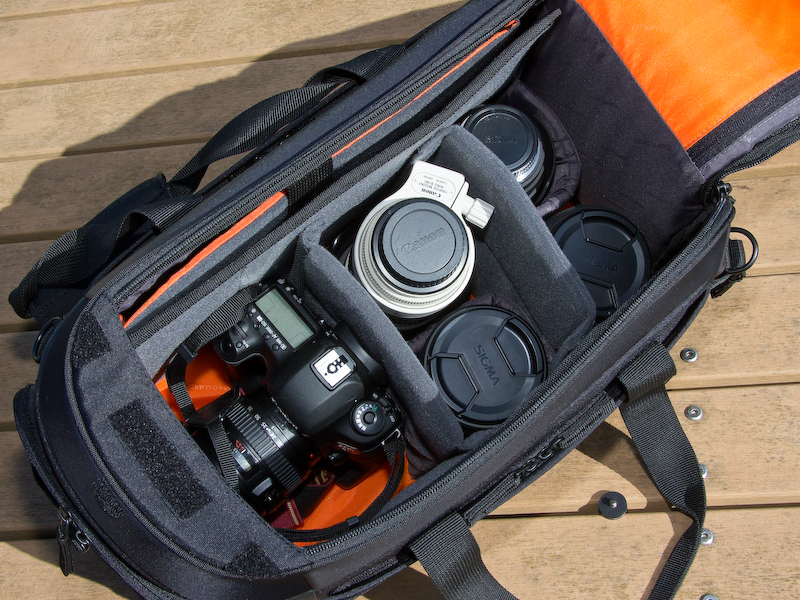 <b>バッテリーグリップを装着したEOS 5D Mark IIIに標準ズームレンズを装着、70-200mm F2.8ズームを含めたレンズ4本収納。</b>