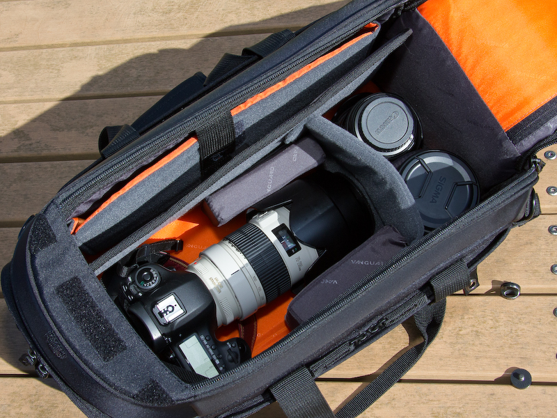 <b>バッテリーグリップを装着したEOS 5D Mark IIIに70-200mm F2.8ズームを装着したまま収納。ほかにズームレンズ2本収納。望遠ズームと内壁の隙間は付属のクッションで埋めている。</b>