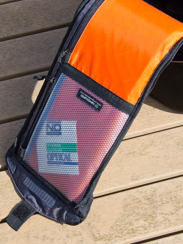 <b>蓋裏面には書類やフィルター類を入れられるポケットが2つ。1つはシースルーなので何を入れているのかが一目でわかる。</b>