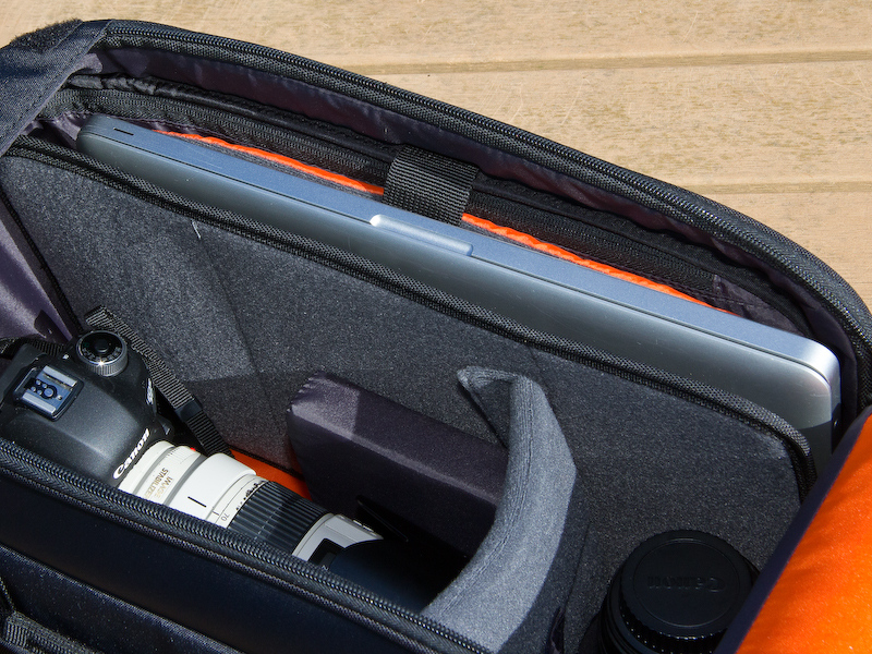 <b>15型MacBook Proでも収納スロットを使わなければバッグにぴったり入る。もちろん周囲はクッションで囲われているので保護の点も問題なし。</b>