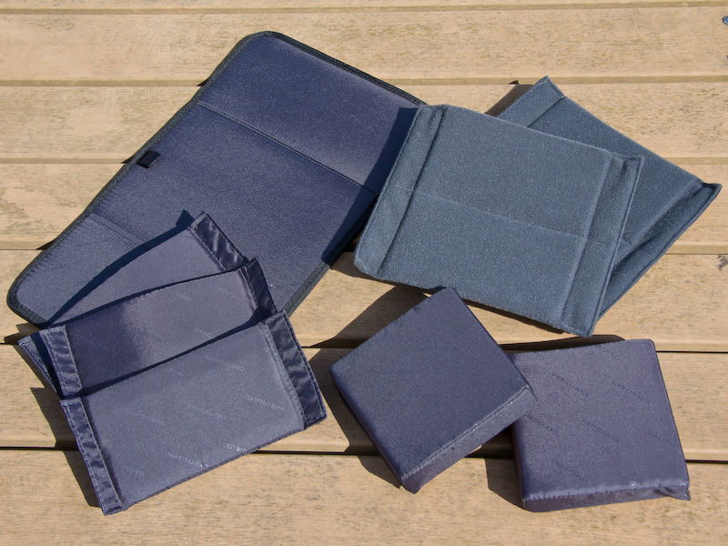 <b>付属の可動式仕切りとクッション。クッションの裏側にもマジックテープが用意されている。ただ、小分けレイアウトを行なうには、もう数点仕切り板が付属していると嬉しい。</b>