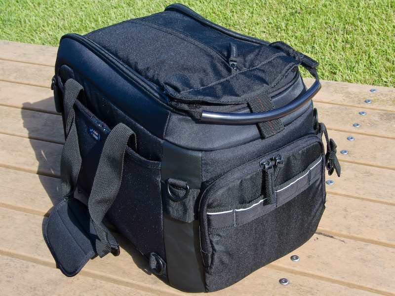 <b>バッグ側面には大型ポケットがある。なんでもザクザク入れられそう。</b>