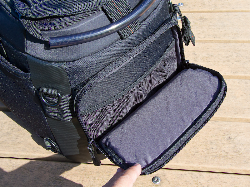 <b>バッグ側面には大型ポケットがある。なんでもザクザク入れられそう。</b>