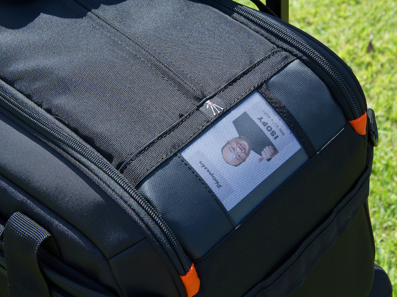 <b>バッグ上面にはIDカードスロットがある。名刺などを入れておくとよいだろう。ちなみに私はご覧のような顔写真付きIDカードをいつも入れている。結構目立つので防犯面でもオススメ。</b>