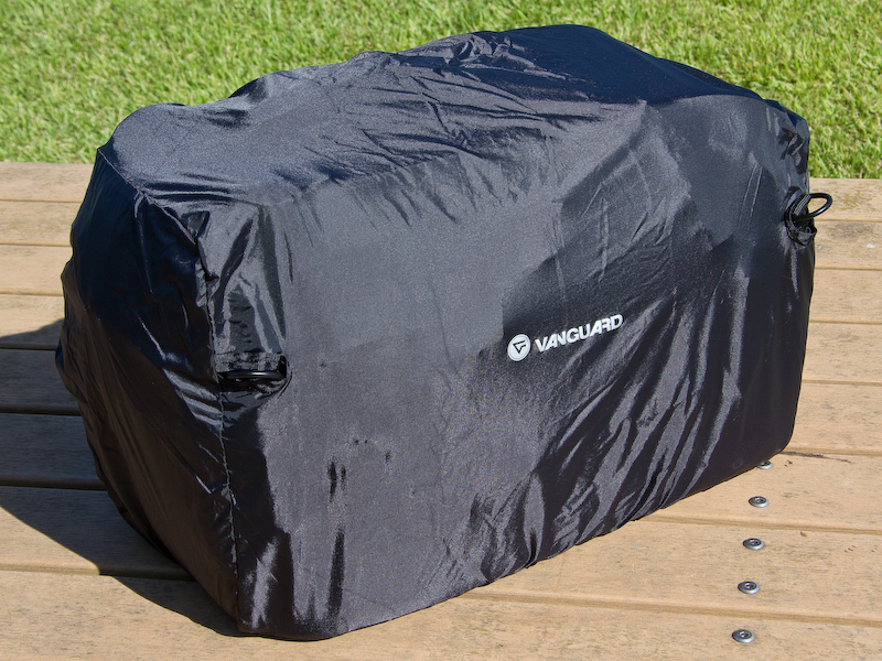 <b>付属のレインカバーを装着したところ。ショルダーストラップを取り付けるD環もカバーから出せるので雨中での行動でも制限は少ない。</b>