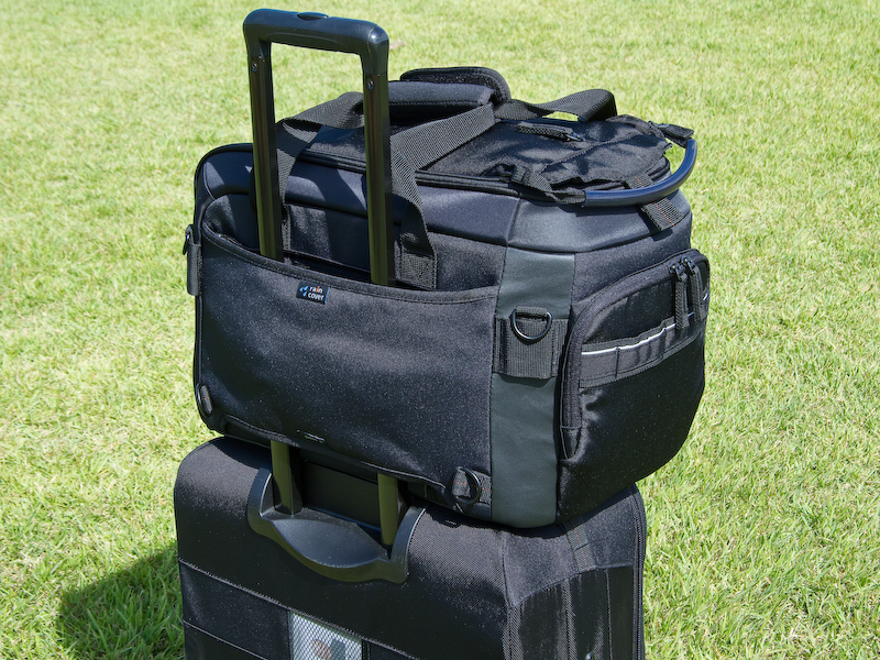 <b>背面のポケットは底のジッパーを開くことで、トロリーキャリアに取り付ける為のスリーブとなる。</b>